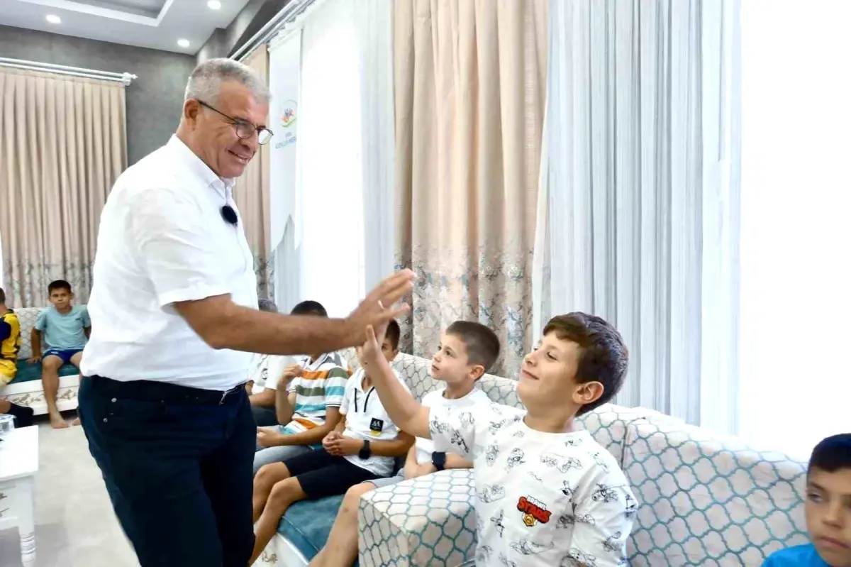 baskan elbi karabigali cocuklara spor ayakkabi hediye etti XfiiBCcM