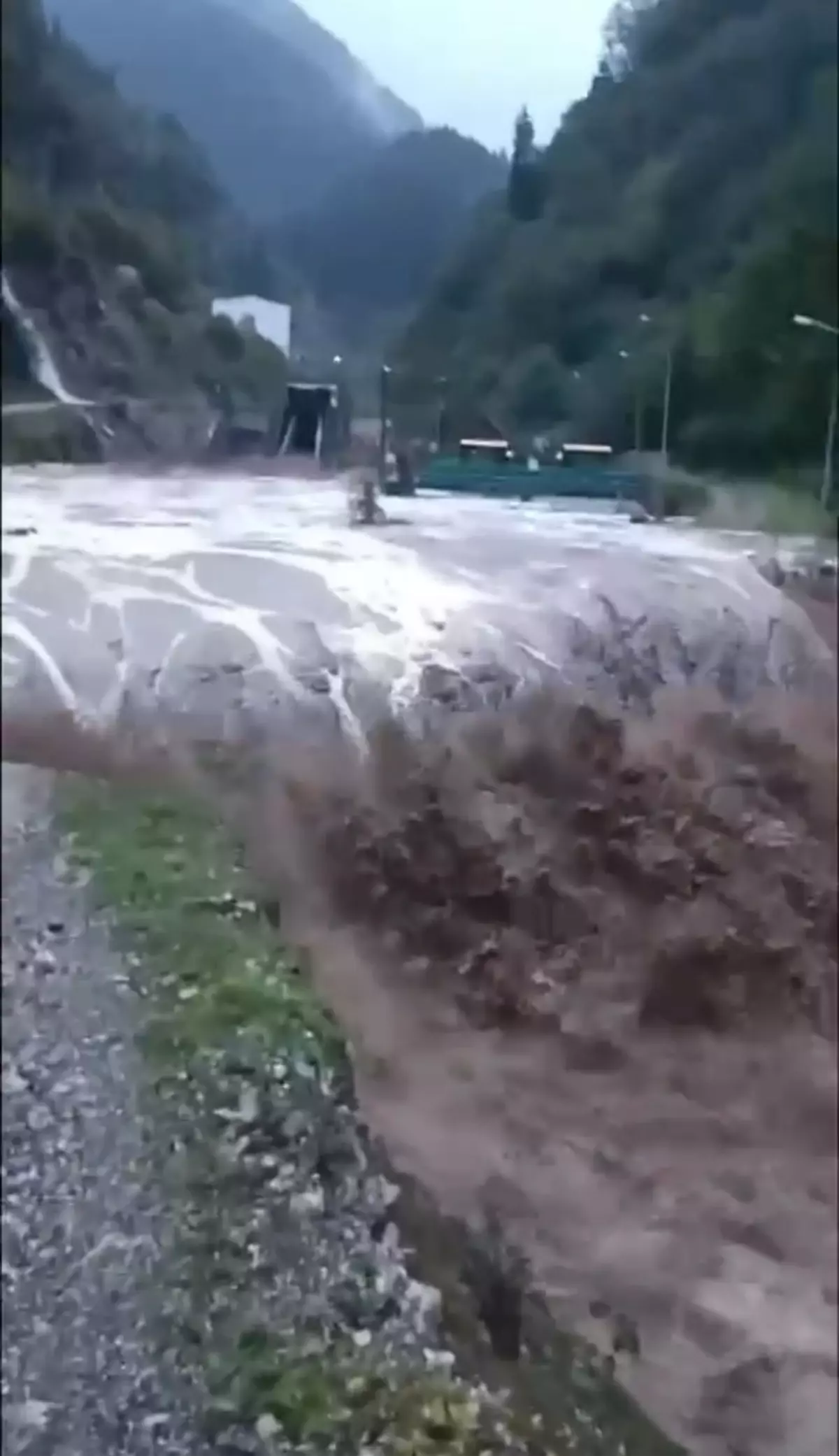 borckada sel felaketi yollar ve kopruler zarar gordu dQHHMY1b