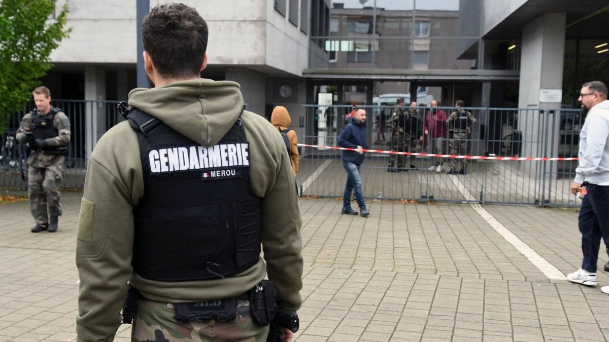 ogretmenini bicakladiktan sonra intihar eden 14 yasindaki ogrenci hayatini kaybetti Tv5jfxMe