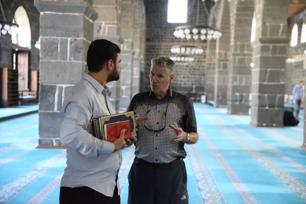 diyarbakirda imamlar turistlere rehberlik yapiyor rtRqFcXP
