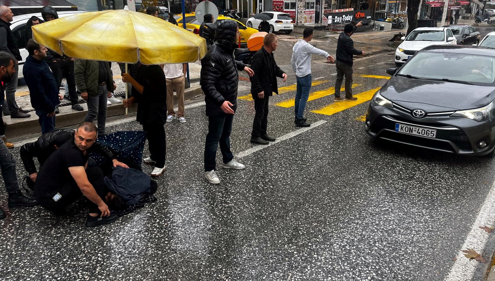 otomobilin carptigi kadina esnaftan semsiyeli yardim c9VunJJi