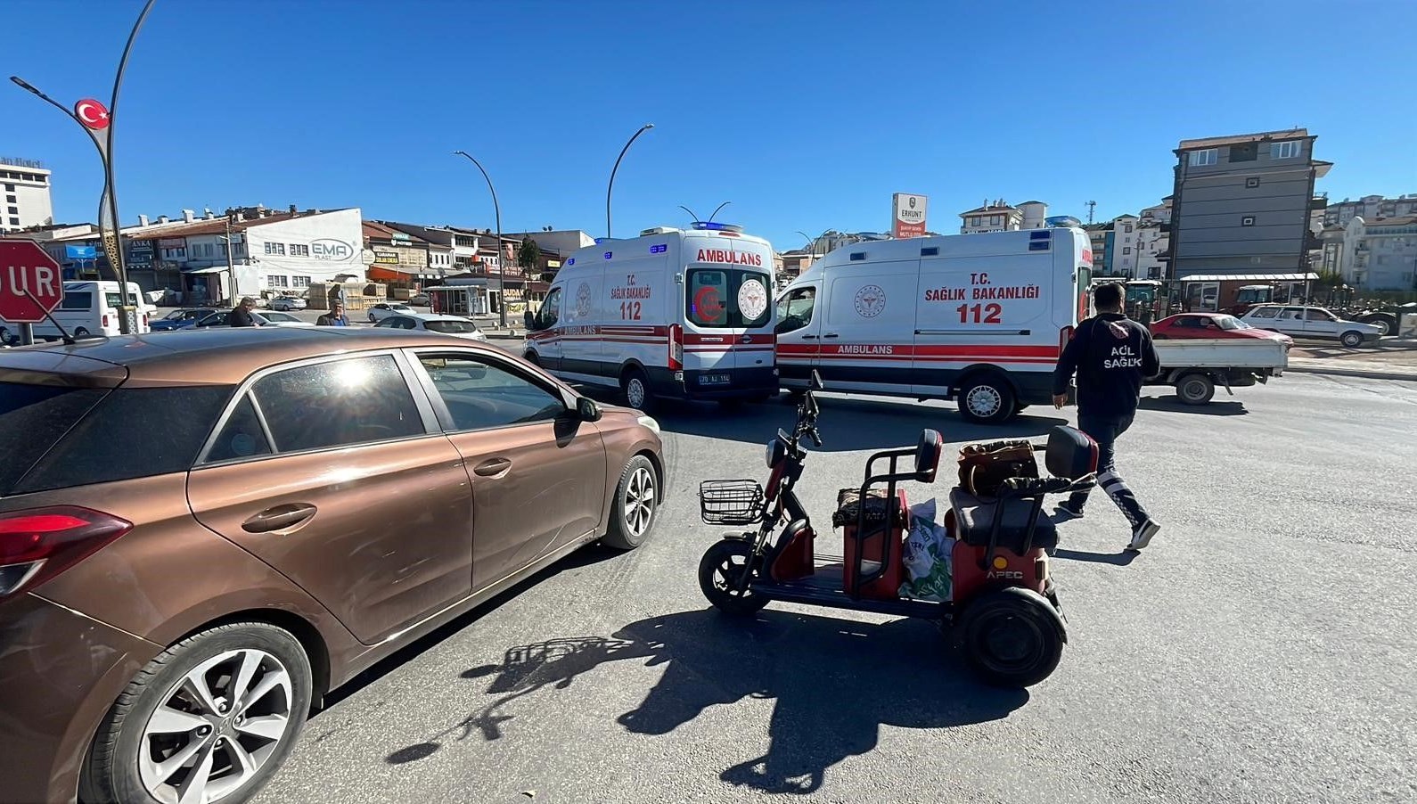otomobille uc tekerlekli bisiklet carpisti 1 kisi yaralandi XuaJKVkM.jpg