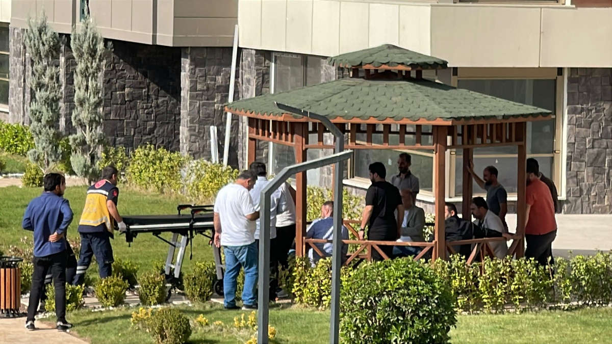 sanliurfada sitede komsular birbirine girdi 5Tfdw7TG.jpg