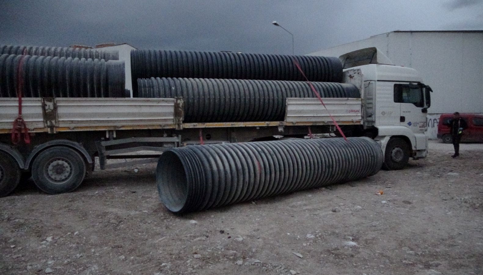 santiyede calisirken uzerine 750 kilo plastik borudustu CUh62G2g.jpg