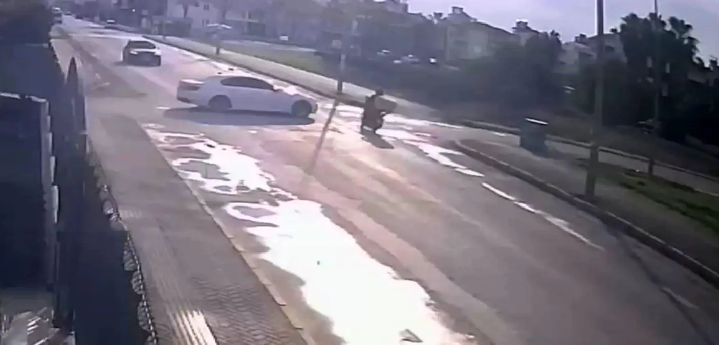 antalyada motosikletli kurye kaza gecirdi agir yarali jtB8TDug.jpg