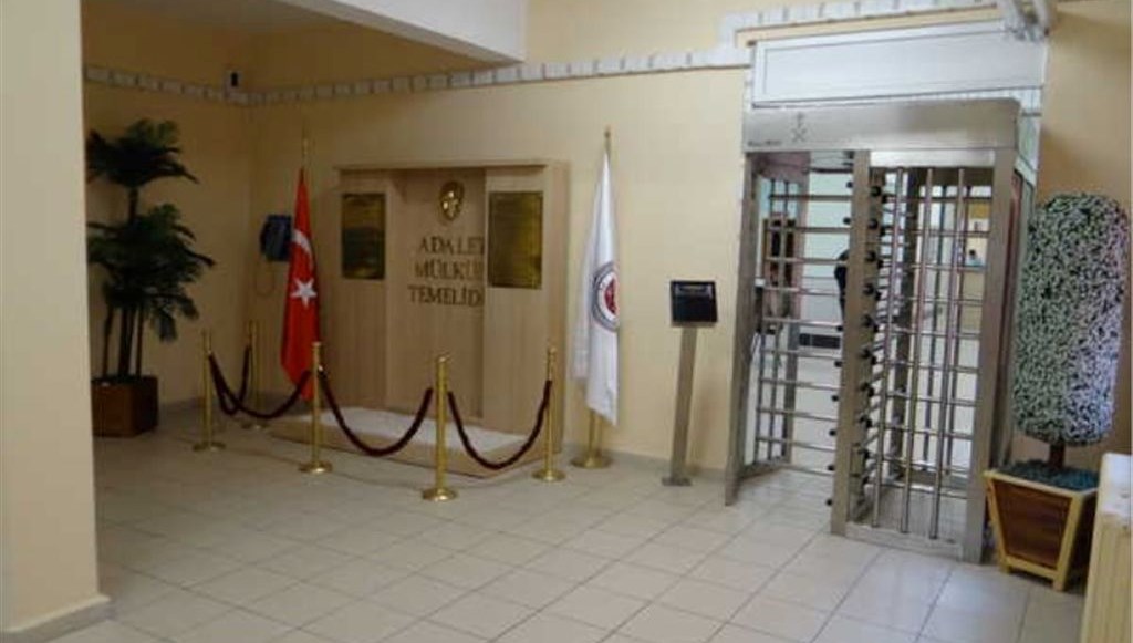 cezaevindeki acik gorustebabasi tarafindan dovulen cocuktan haber var HWa3ARuD.jpg