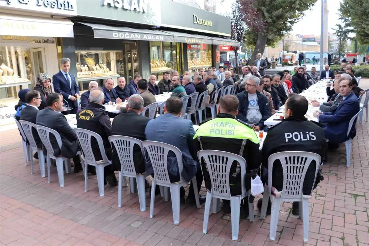 kirsehirde emniyet ve esnaf bulusmasi J6gVm6xR.jpg