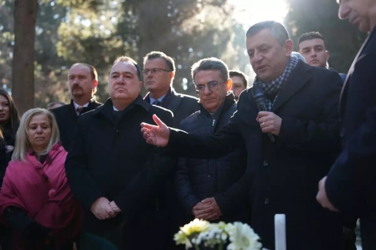 ozgur-ozel-ekicinin-mezari-ni-ziyaret-etti-KwEcAfAW.jpg
