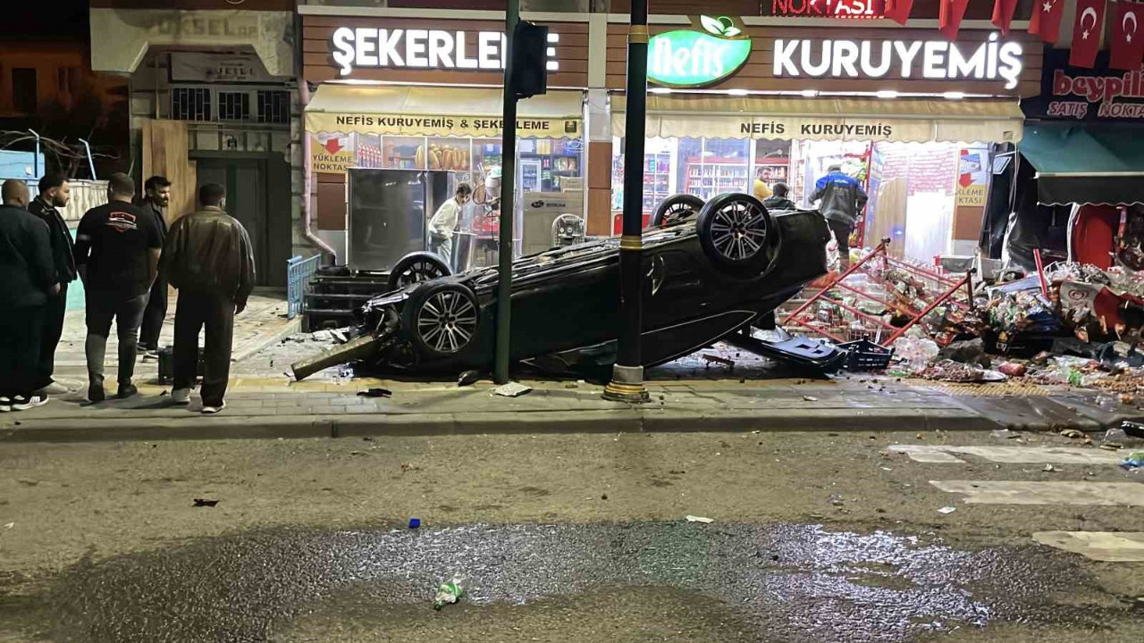 Kontrolden Çıkan Araç İki Dükkanla Çarpışarak Devrildi