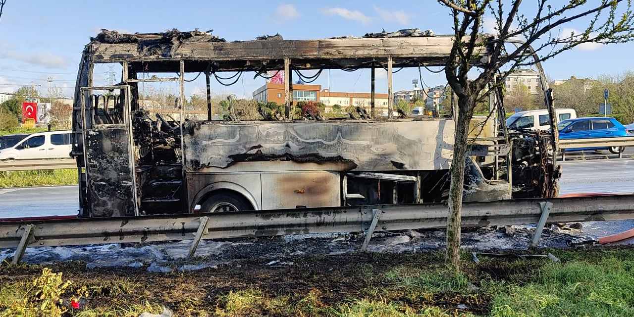 Yolda Yangın: Servis Midibüsü Alev Alev Yandı
