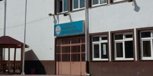 tokatta-okula-saldiri-tehdidi-gelmeyin-tarayacagim-14-yasindaki-cocuk-gozaltina-alindi-xzaucR58