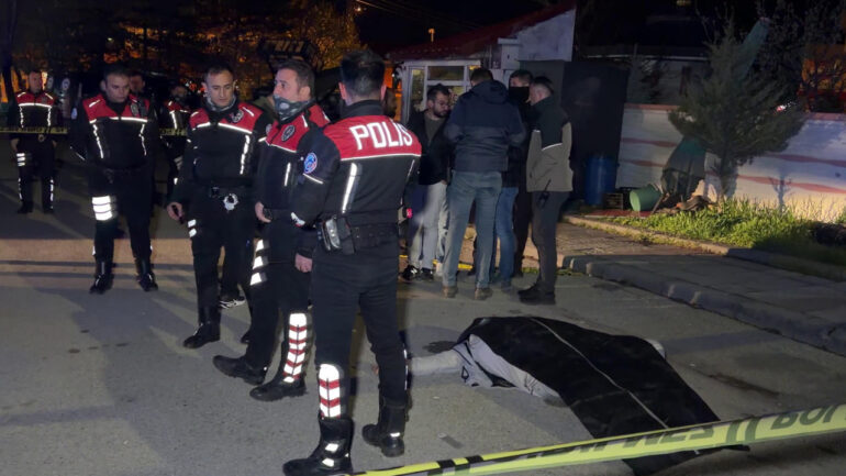 Erzurum’da Cami Önünde Silahlı Olay: Genç Adam Başından Vurulmuş Halde Bulundu
