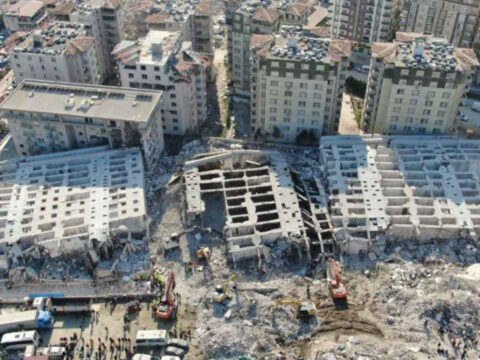 Depremde yikilan unlu sitede kamu kurumlarinin kusuru belli oldu fz7QmGzJ